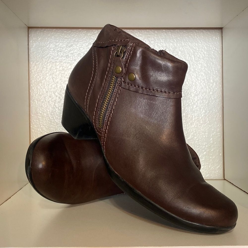 Clarks Brown Leather Ankle Booties Zip Classic Comfort Minimalist